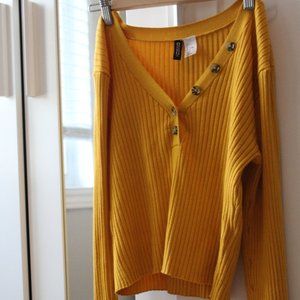 V-neck buttoned longsleeve